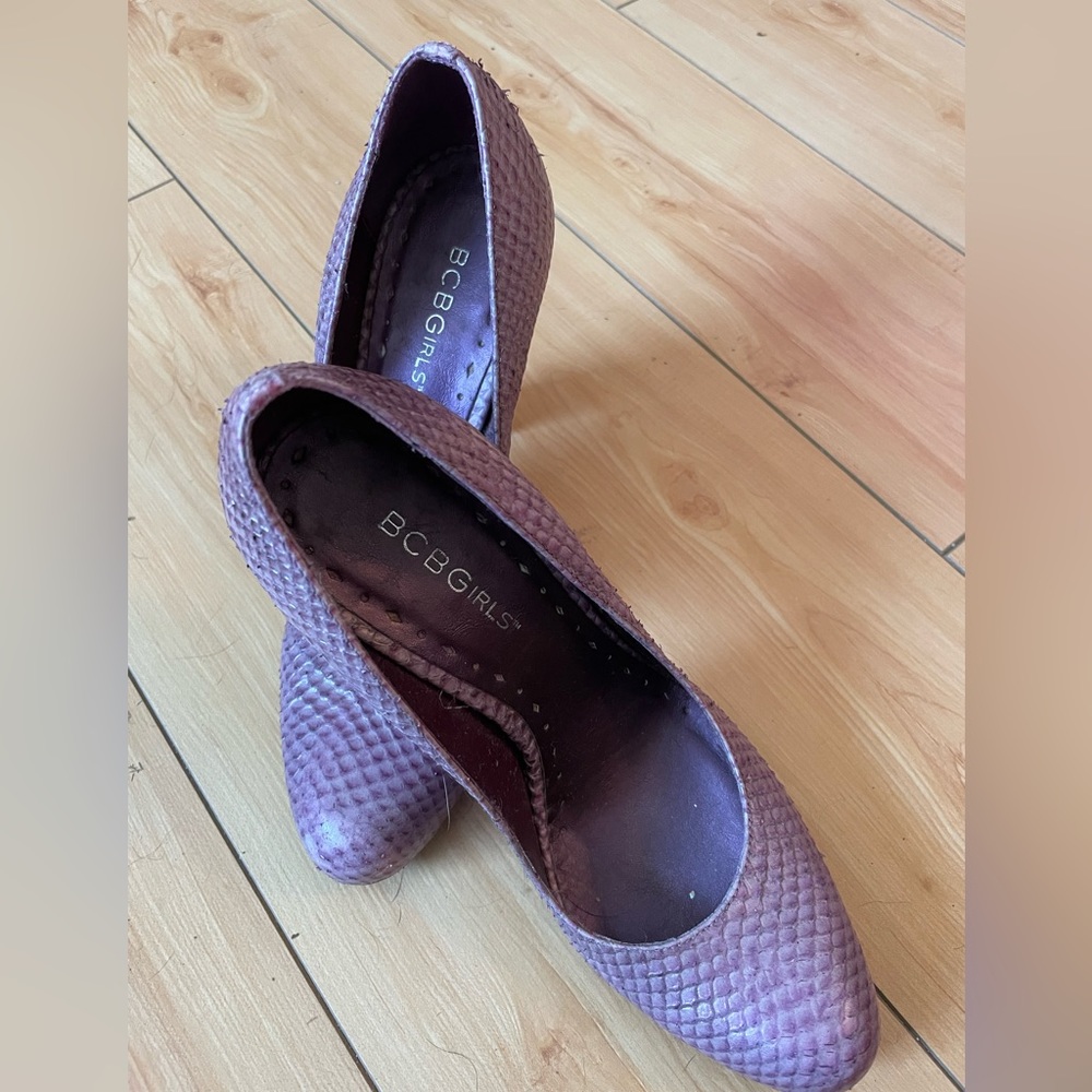 EUC BCBGirls Lavender Leather Pumps, S6. Tooled leather Upper.
